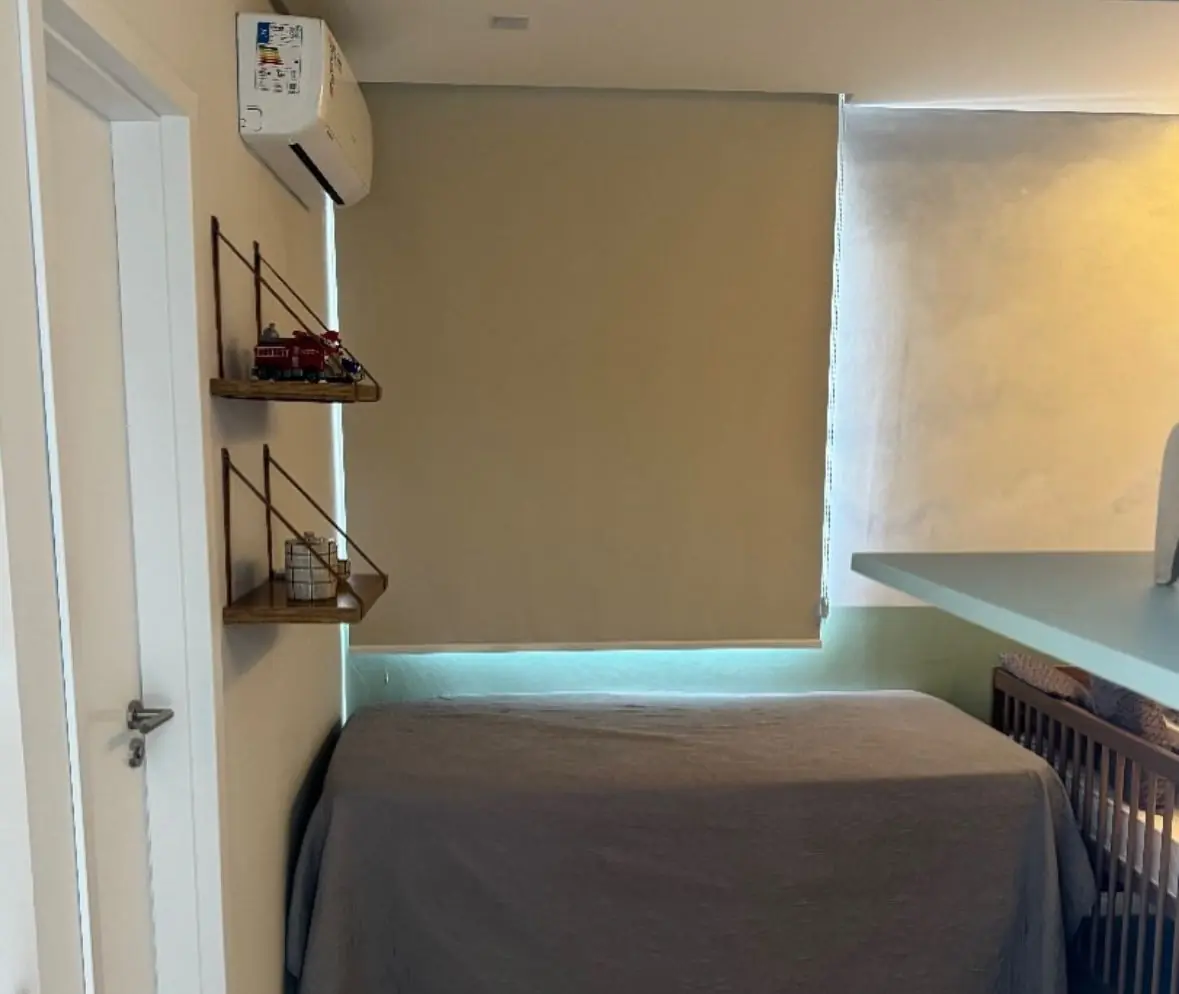 Quarto de cliente em João Pessoa com cortina instalada na janela lateral
