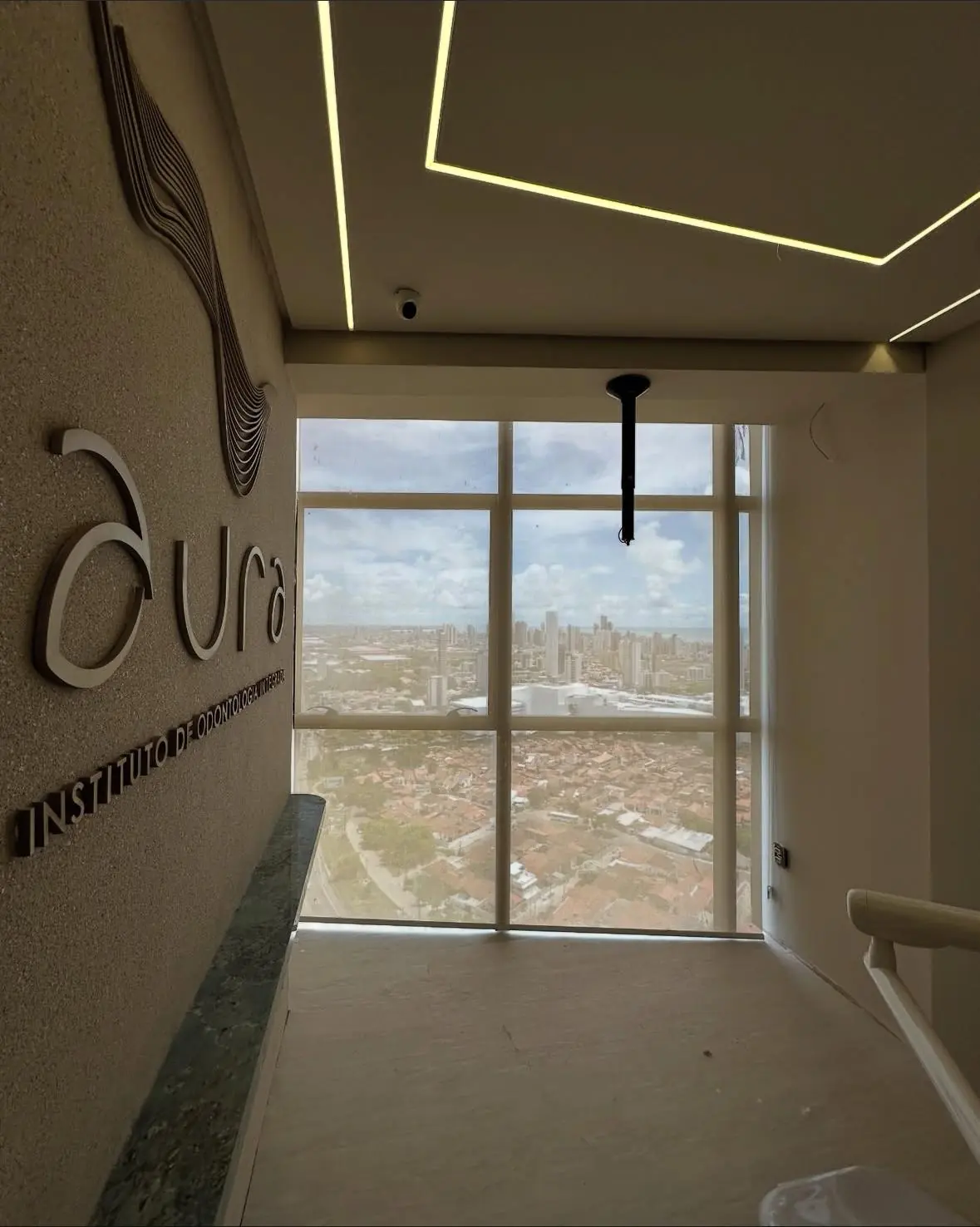 Recepção de comércio em João Pessoa com cortina instalada na janela